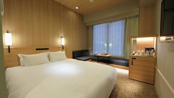 Premium bedding, desk, iron/ironing board, free WiFi