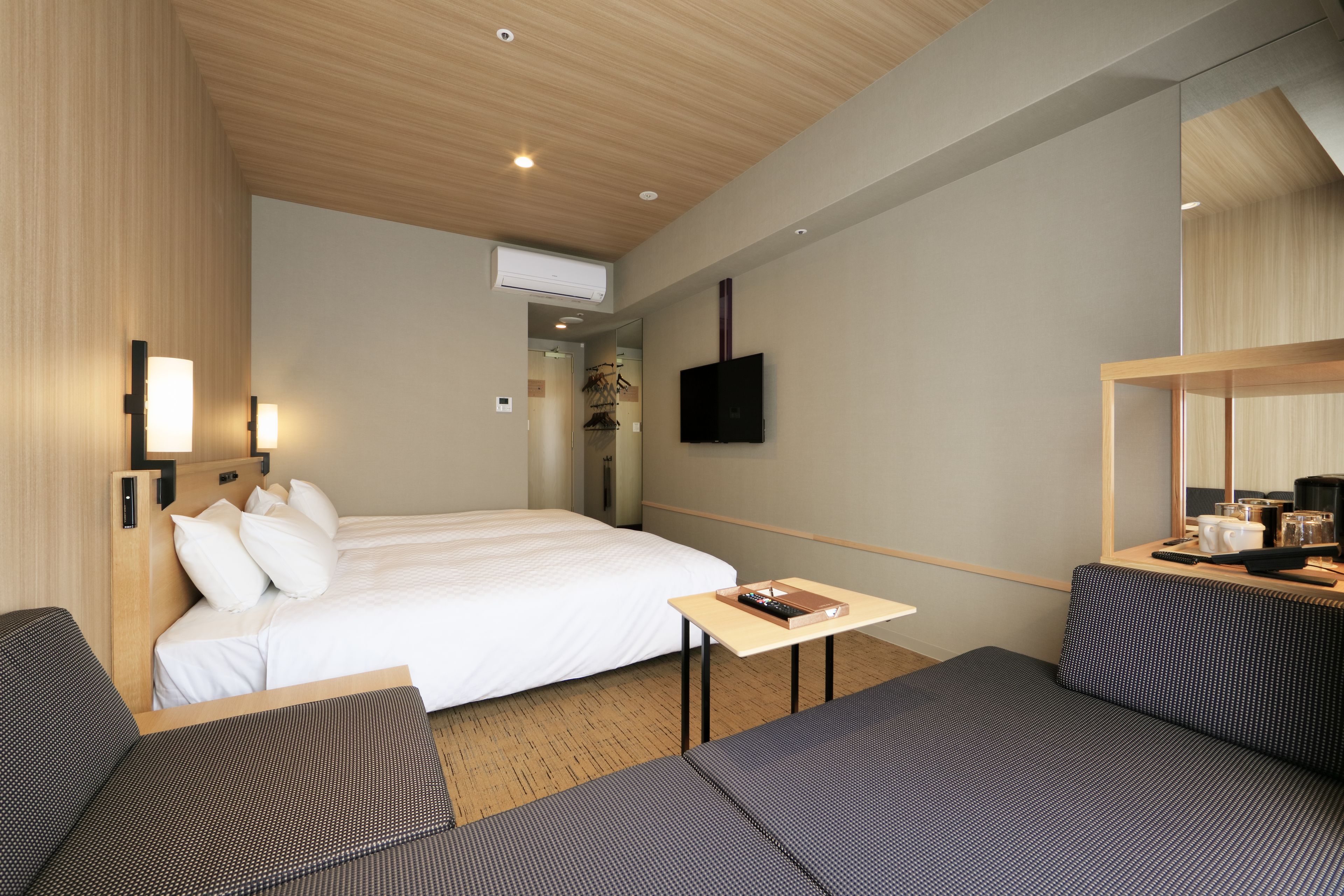 Literie de qualité supérieure, bureau, fer et planche à repasser