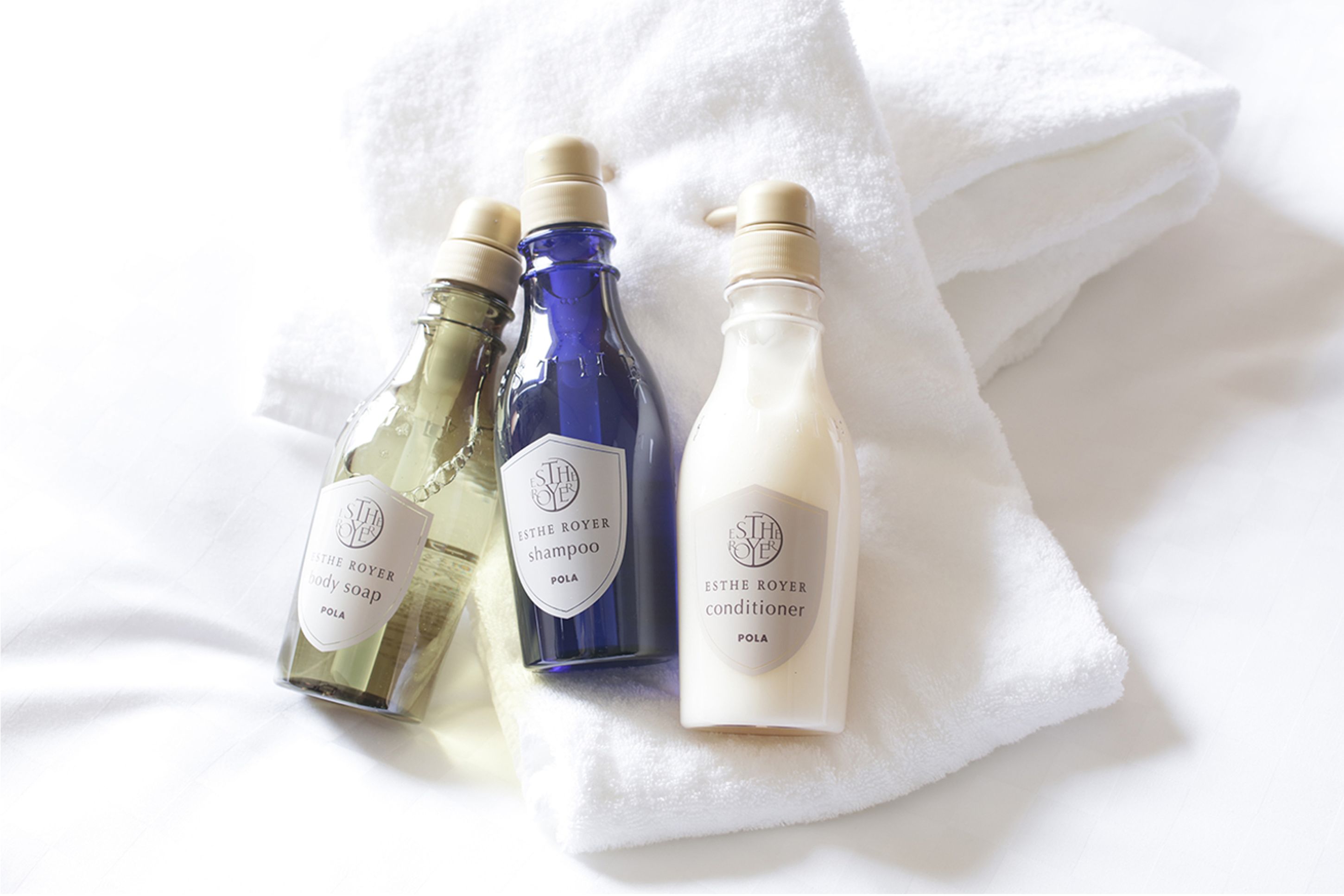 combined shower/bathtub, free toiletries, hair dryer, slippers