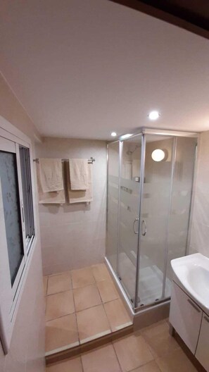 Dusche, Haartrockner, Handtücher, Seife