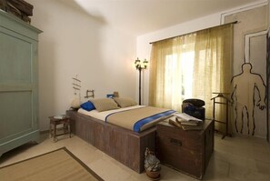 3 chambres, coffres-forts dans les chambres, fer et planche à repasser