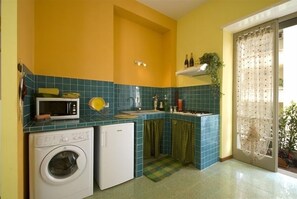 Kühlschrank, Mikrowelle, Herdplatte, Wasserkocher mit Kaffee-/Teezubehör
