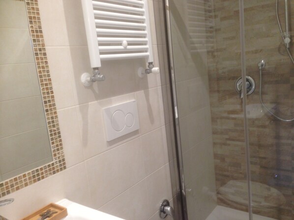A bathroom with a glass shower enclosure, a white towel rack, and a tiled backsplash. - In the ancient heart of Rome TRASTEVERE one step away from SAN PIETRO - free WI-FI (roma)