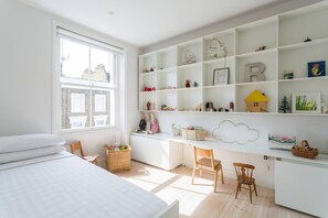 4 slaapkamers, een strijkplank/strijkijzer, gratis wifi, beddengoed