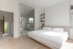 4 makuuhuonetta, silitysrauta/-lauta, ilmainen Wi-Fi, vuodevaatteet