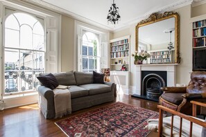 Fernseher, Kamin, Bücher