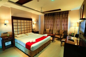 Executive Double or Twin Room, 1 Bedroom, Private Bathroom, Executive Level | Minibar, in-room safe, desk, soundproofing