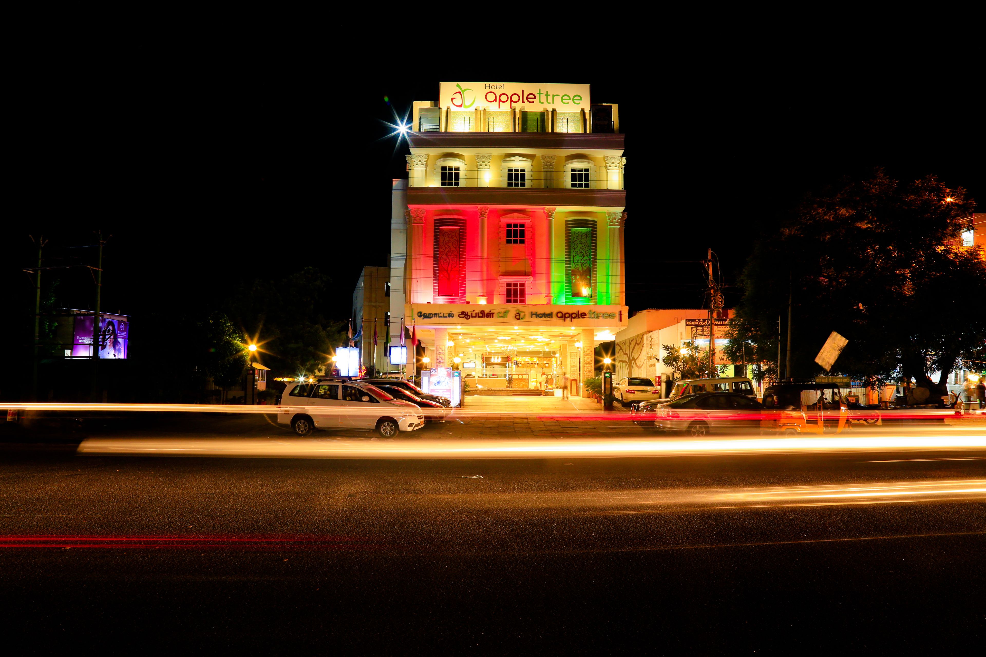 Un hotel muy iluminado con un letrero que dice 'Hotel Applettree'.