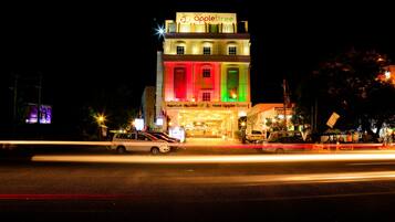 Un hotel muy iluminado con un letrero que dice 'Hotel Applettree'.