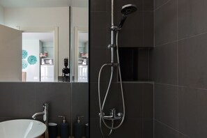 Dusche, Haartrockner, Handtücher