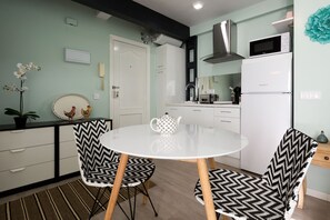 Een koelkast, een microgolfoven, een kookplaat