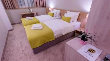 Twin Room | Premium bedding, minibar, in-room safe, desk