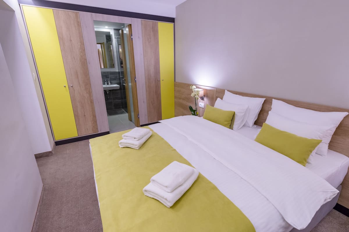 Deluxe Double Room | 高級寢具、迷你吧、客房內保險箱、書桌
