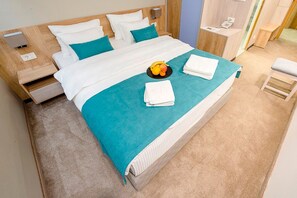 高档床上用品、迷你吧、客房内保险箱、办公桌