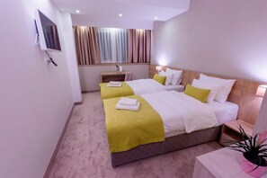 Twin Room  | Bộ đồ giường cao cấp, minibar, két bảo mật tại phòng, bàn 
