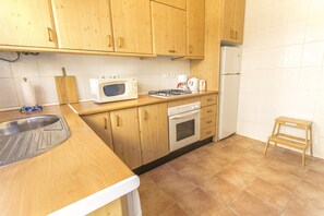 Frigorífic, microones, forn i placa de cuina 