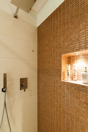 Douche, séchoir à cheveux, bidet, serviettes fournies
