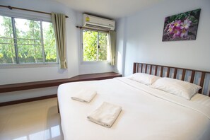 Standard Double Room | Hypo-allergenic bedding, desk, free WiFi, bed sheets - Banmaikaew (Ratchaburi)