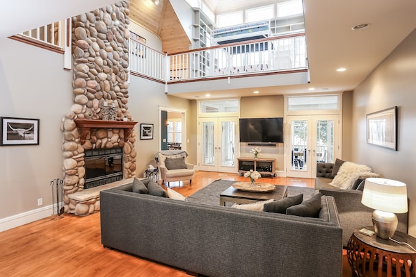 Deluxe Cottage, 5 Bedrooms | Living area | Flat-screen TV, fireplace - River Walk (Saugatuck)