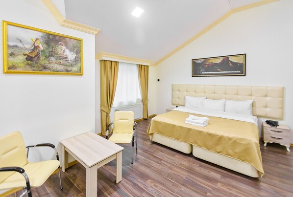 أغطية فراش متميزة وميني بار وستائر تعتيم ومكواة/لوح كي