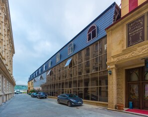 Front of property - Renessans Hotel Baku (Baku)