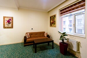 تلفزيون بشاشة مسطحة بحجم 81-بوصة يعرض قنوات تلفزيونية باشتراك مدفوع