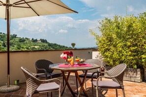 Outdoor dining - Apartment with swimming pool and panoramic terrace, 2 steps from Florence  (Villamagna)