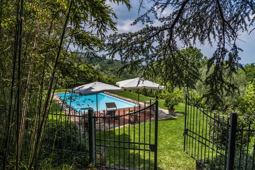 Apartment with swimming pool and panoramic terrace, 2 steps from Florence 