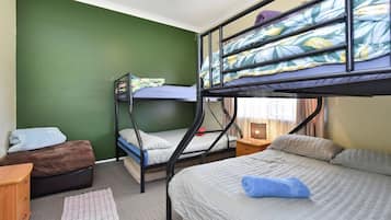 3 bedrooms, desk, iron/ironing board, WiFi