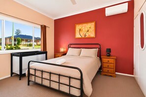 3 bedrooms, desk, iron/ironing board, WiFi