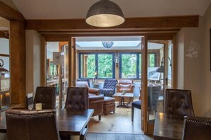 Lunch and dinner served - The Wychwood Inn (Chipping Norton)