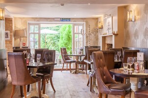 供应午餐和晚餐