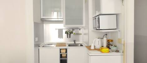 Fridge, microwave, stovetop, coffee/tea maker