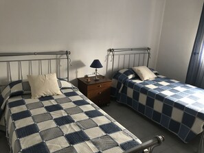 3 bedrooms, iron/ironing board, free WiFi, bed sheets - 2 bedroom apartment - 6 pax - Avenida Principal (Monte Gordo)