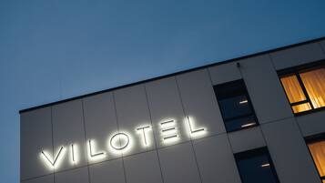 Fachada da propriedade à noite