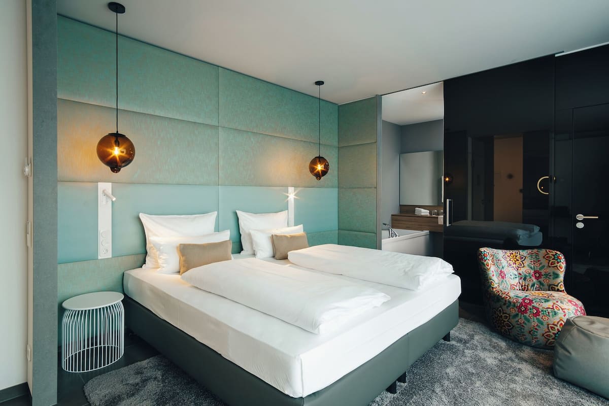 Comfort Room, 1 King Bed, Non Smoking, Terrace | Premium bedding, in-room safe, desk, blackout drapes