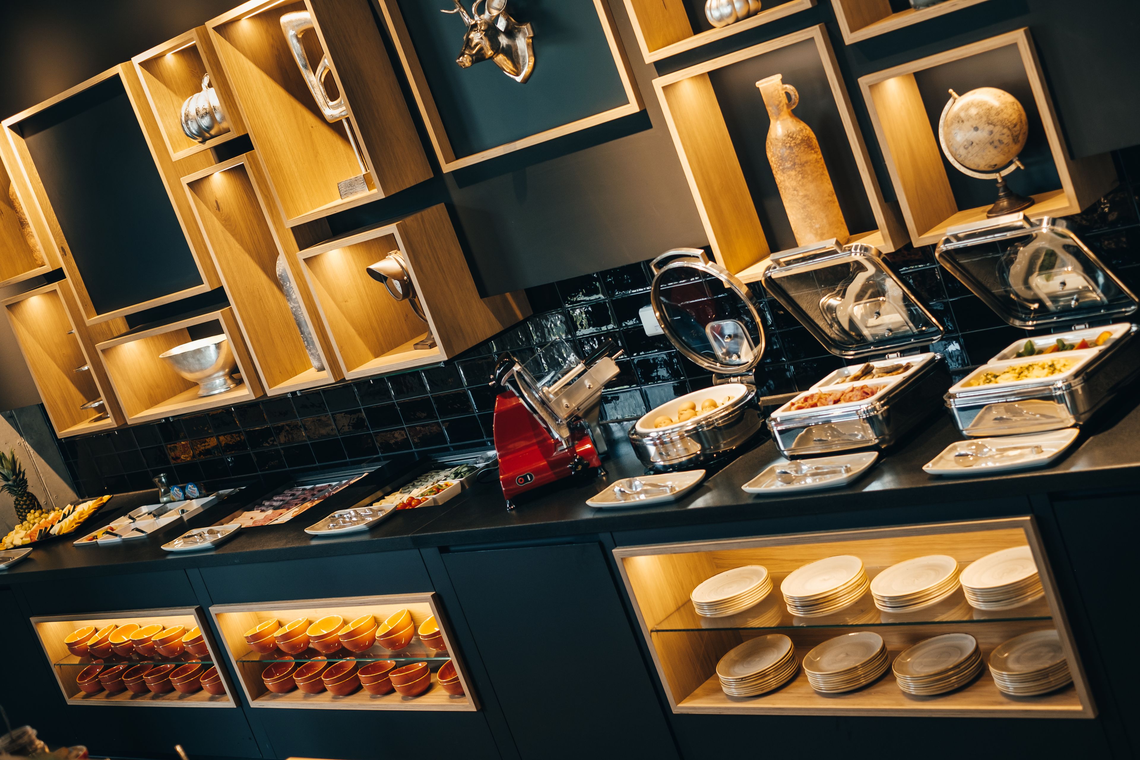 朝食 (ビュッフェ)、毎日提供 (無料)