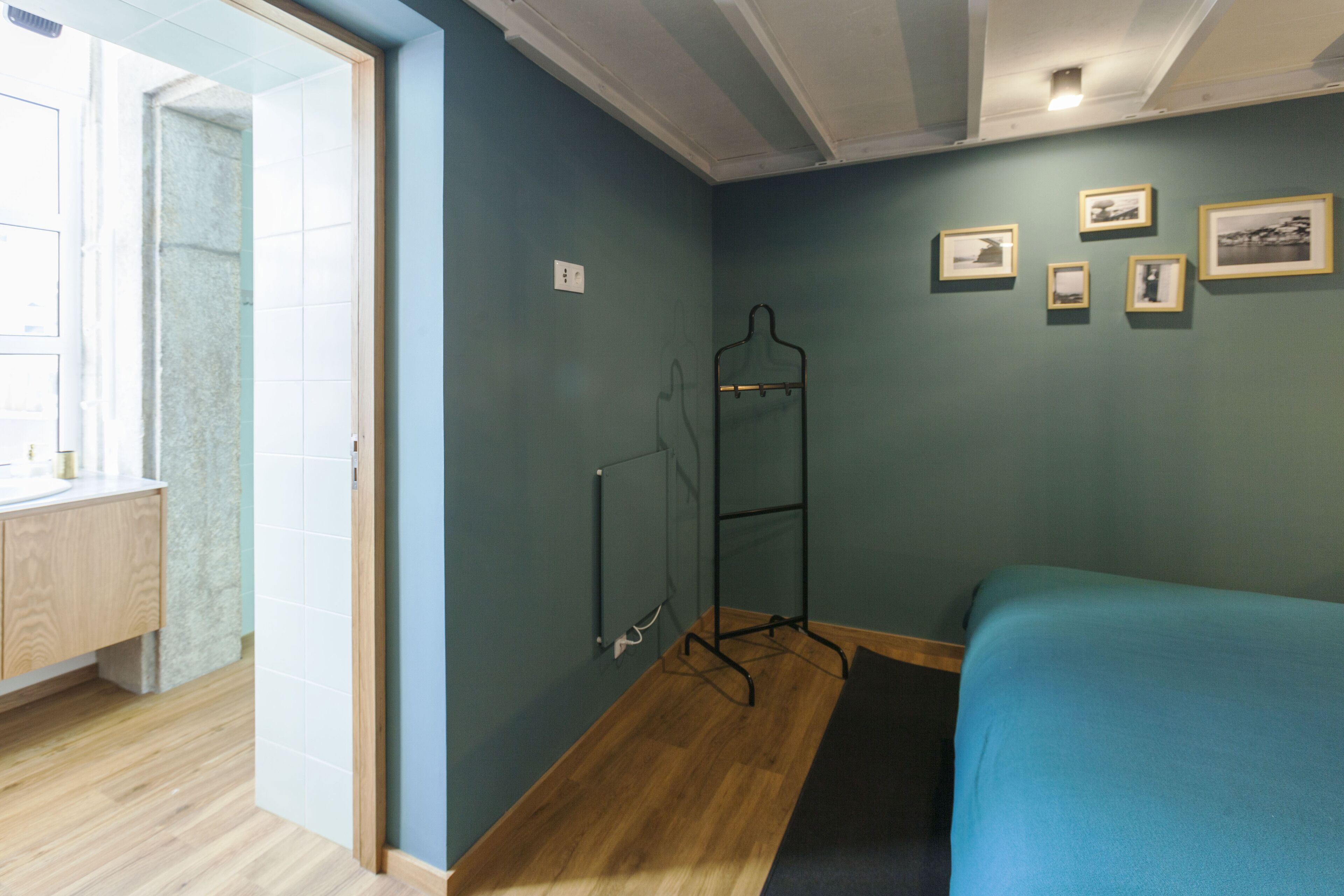 Une pièce avec un lit, un radiateur et une fenêtre.