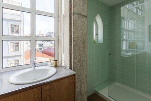 Douche, séchoir à cheveux, serviettes fournies