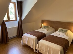 Habitación doble | Escritorio, sistema de insonorización, tabla de planchar con plancha