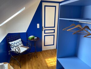 Triple Room | Desk, soundproofing, iron/ironing board, cots/infant beds