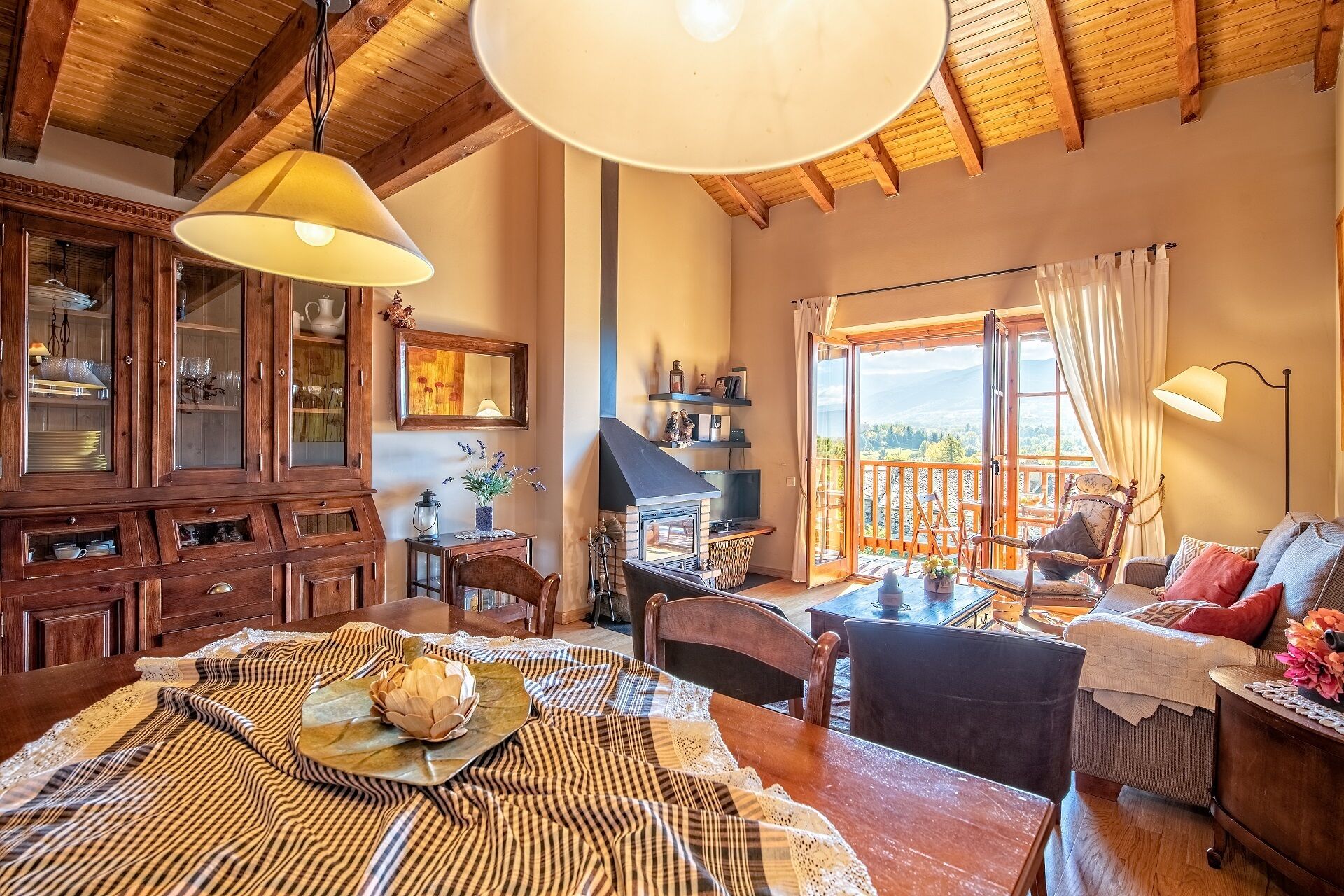 Fernseher, Kamin, Bücher