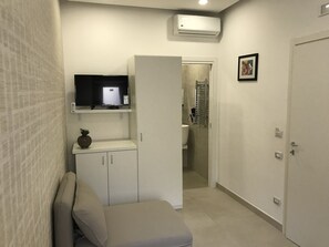 Standard Double Room | Living area - Terrazza Aragon (Naples)