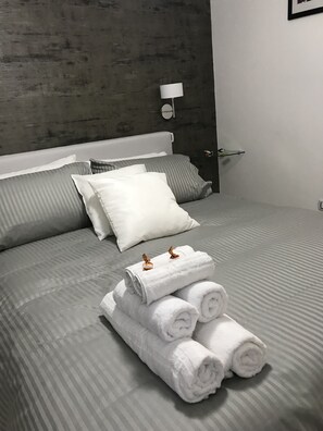 Classic Triple Room, Balcony | Minibar, in-room safe, individually decorated, individually furnished - Terrazza Aragon (Naples)