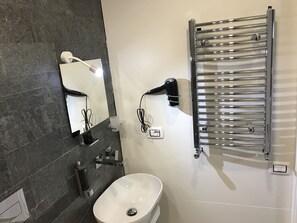 Classic Triple Room, Balcony | Bathroom | Shower, rainfall showerhead, free toiletries, hair dryer - Terrazza Aragon (Naples)