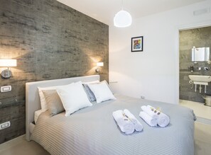 Classic Triple Room, Balcony | Minibar, in-room safe, individually decorated, individually furnished - Terrazza Aragon (Naples)