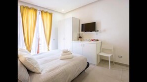 Quarto quádruplo luxo, vista para a cidade, no andar executivo | Frigobar, cofres nos quartos, individualmente decorados