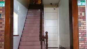 A staircase leading to a room with a sign above it. - Rich Zone Hotel (Taipei)