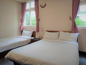 Desk, laptop workspace, blackout drapes, free WiFi - Rich Zone Hotel (Taipei)