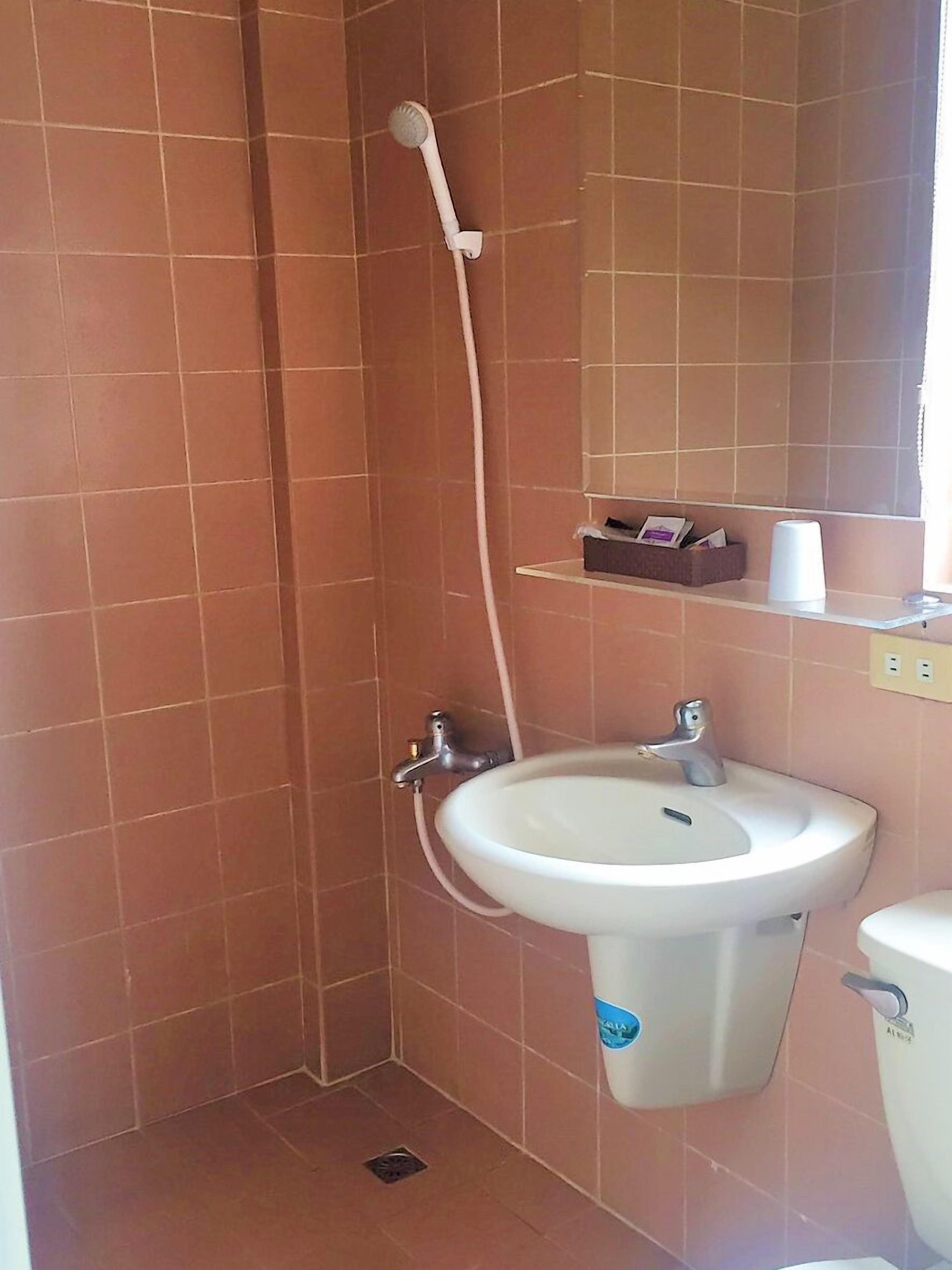 grand double room | bathroom | shower, free toiletries, hair dryer, slippers